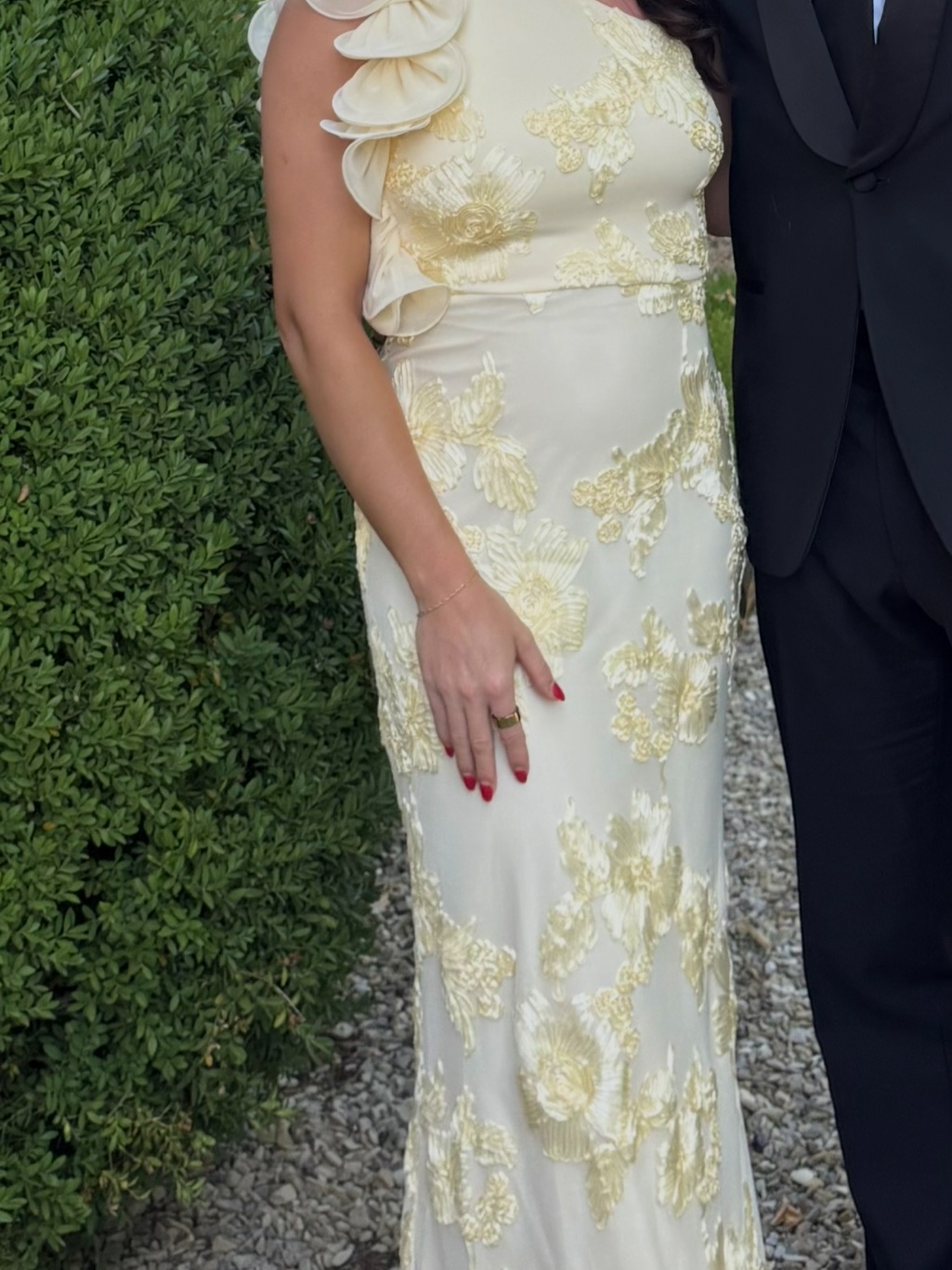 Selfie Leslie Cream One-Shoulder Floral Appliqu Gown